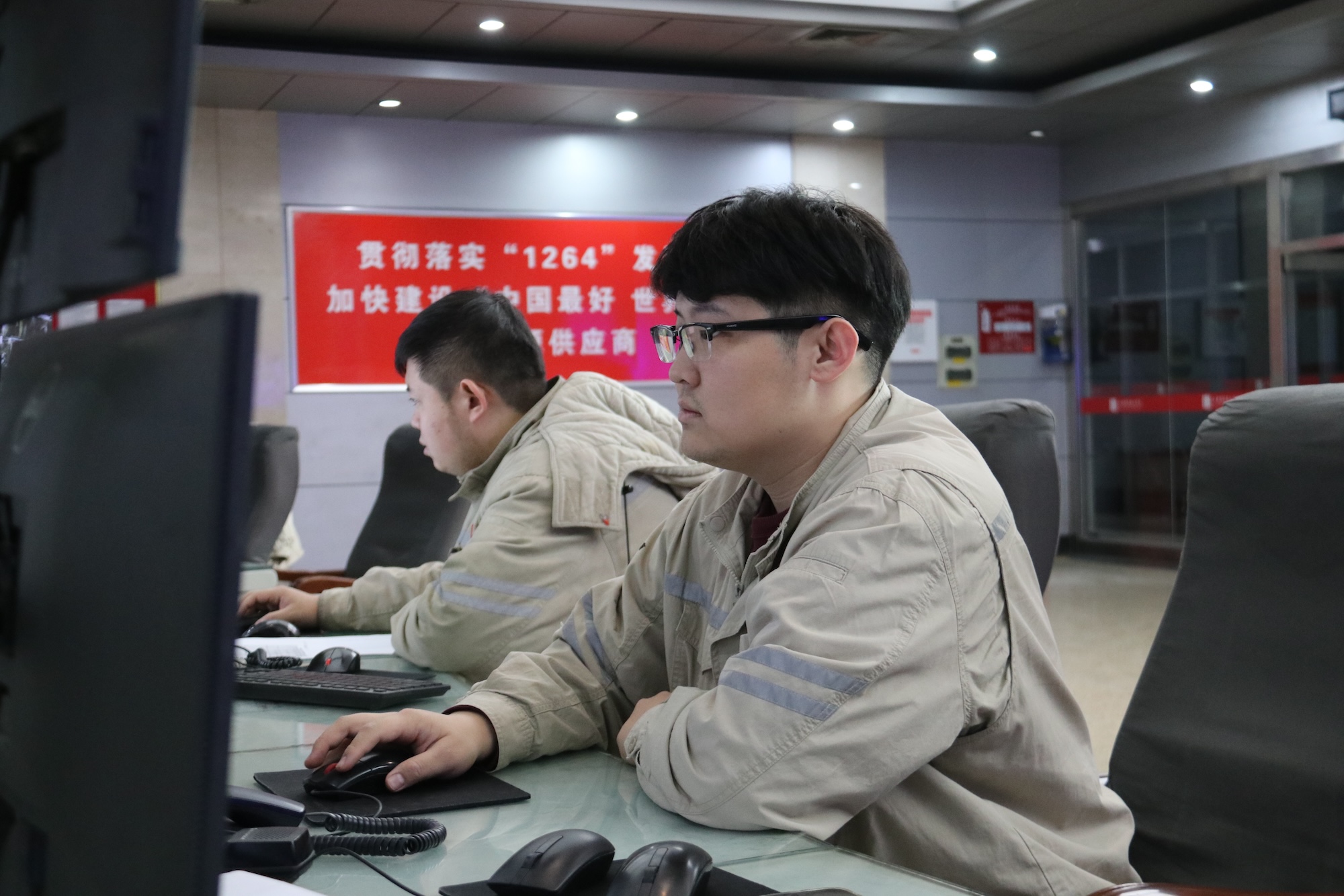 2.图为发电部实时掌握来煤翻卸进度，并及时通报燃料结构，确保机组经济稳定运行.jpg
