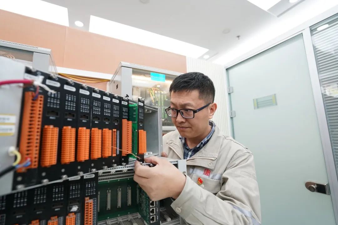 1717123284773055575.jpg 1.图为高伟正在检测控制器.jpg